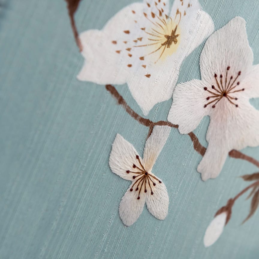 受东方传统启发，幻影静谧丝语特别版采用了最精良的进口丝绸作为装饰。