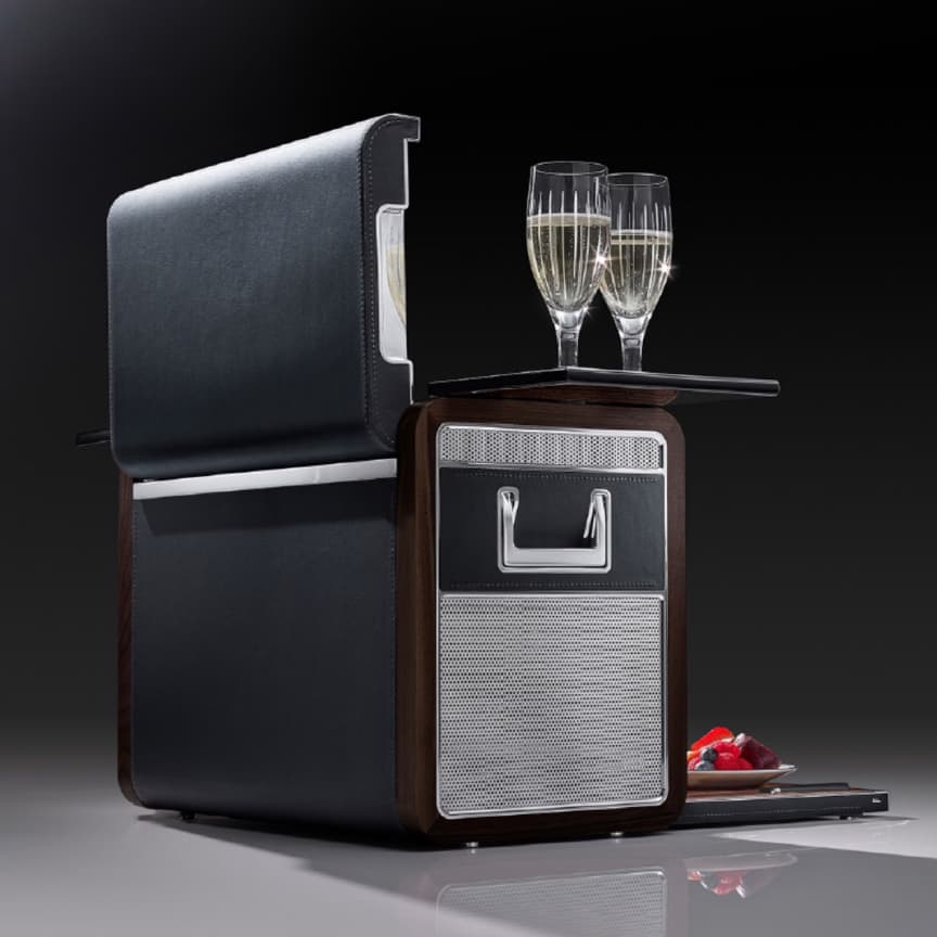 设计团队从野餐的黄金时代中寻找灵感，结合优雅设计与上乘工艺，打造了这款可精巧契合汽车的野餐箱。 