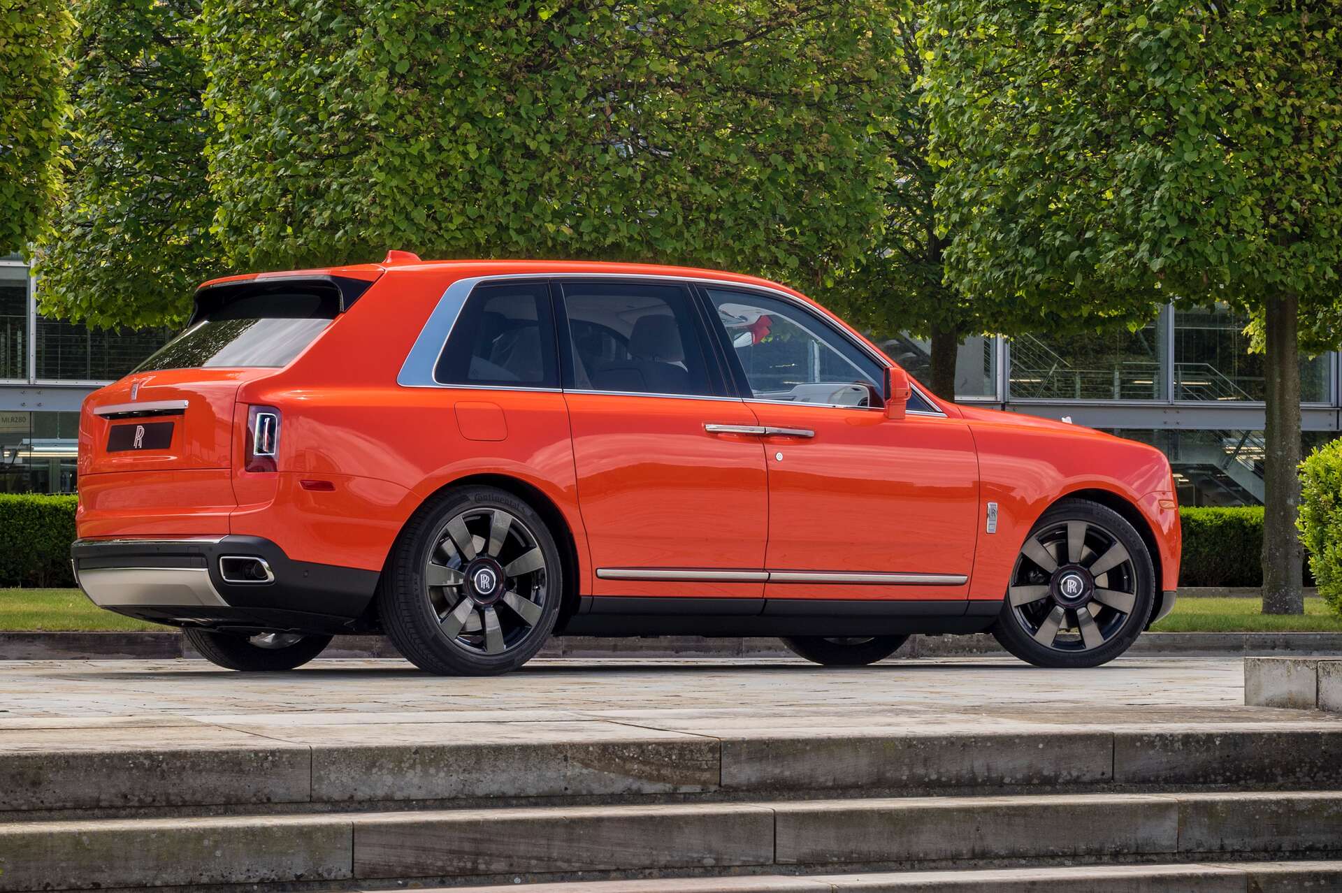 The exterior side-profile of the Rolls-Royce Fux Orange Cullinan.