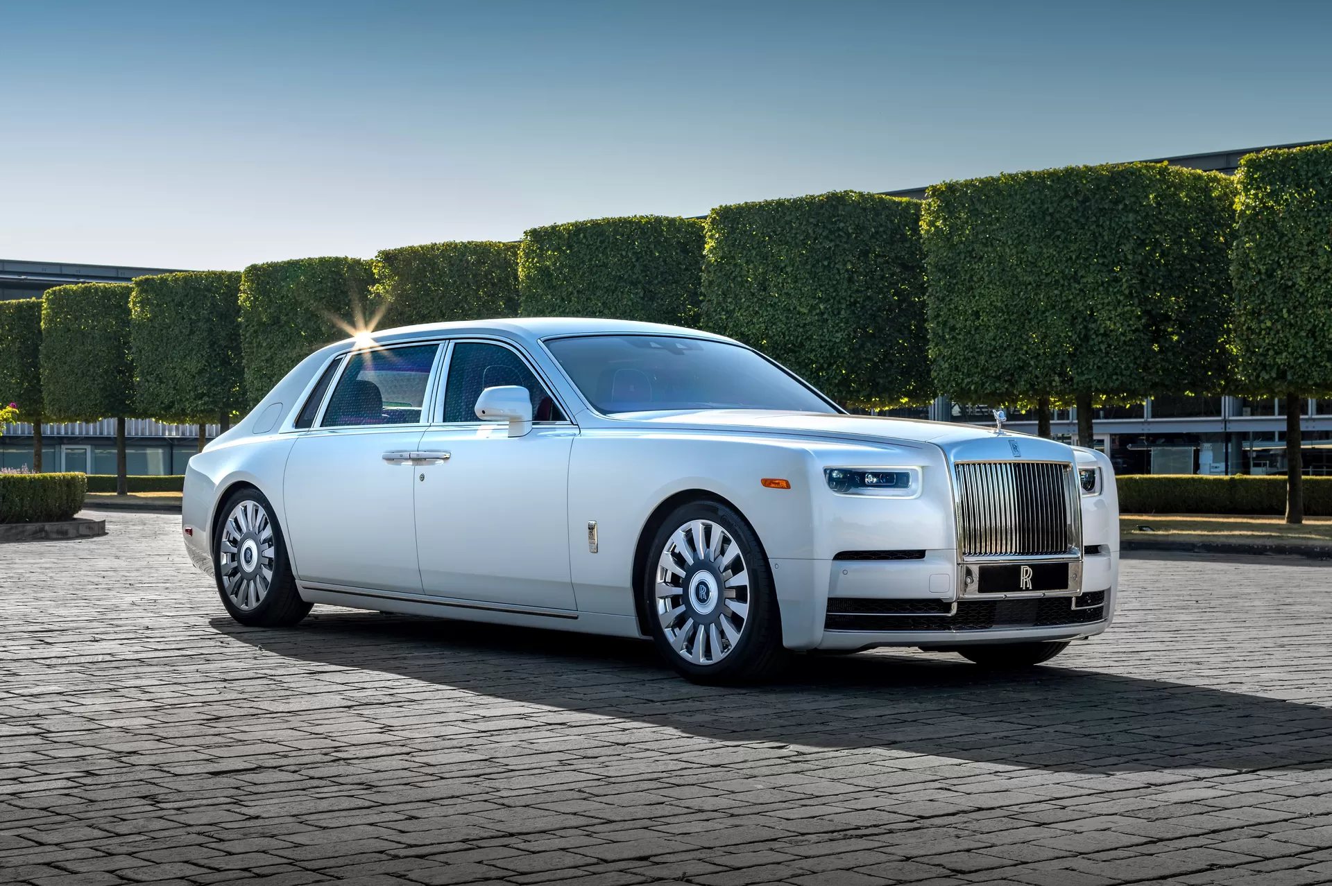 The front side profile of the Rolls-Royce Fux Phantom.