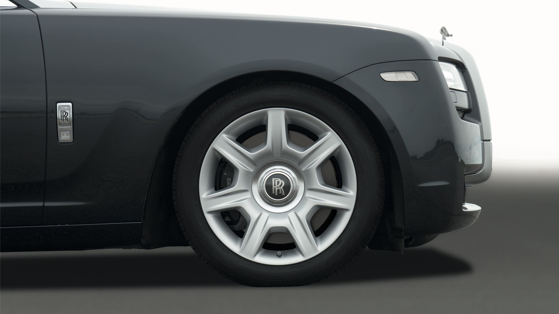 Rolls-Royce motor car with seven spoke design 20" Style 274 alloy wheels in matt silver finish