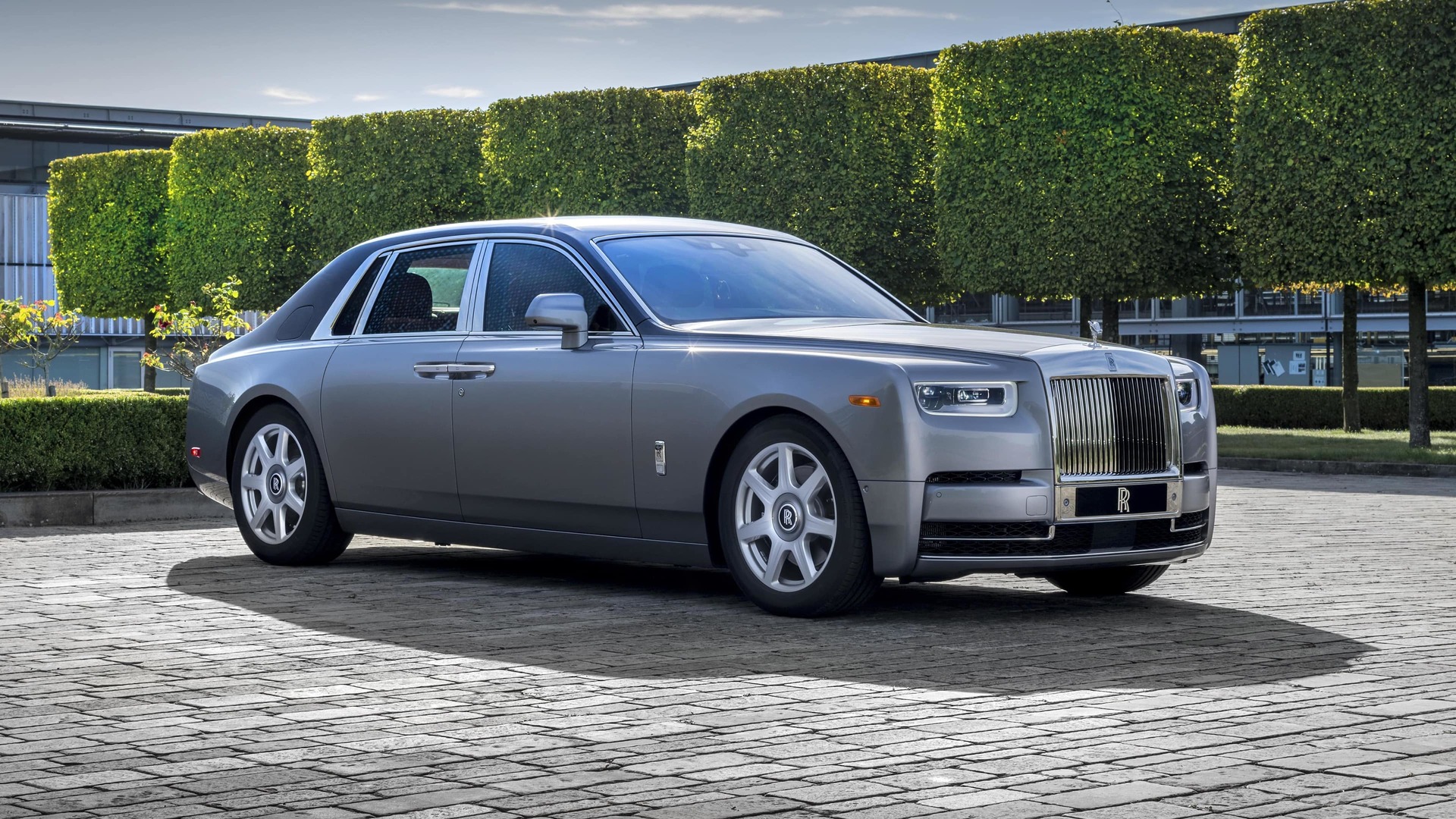 Rolls-Royce Motor Cars Accessory - Wheel style 677 - 21 inch star styled spoked wheel shown on a Phantom Rolls-Royce Motor Car, front on shot from the grounds in Goodwood.