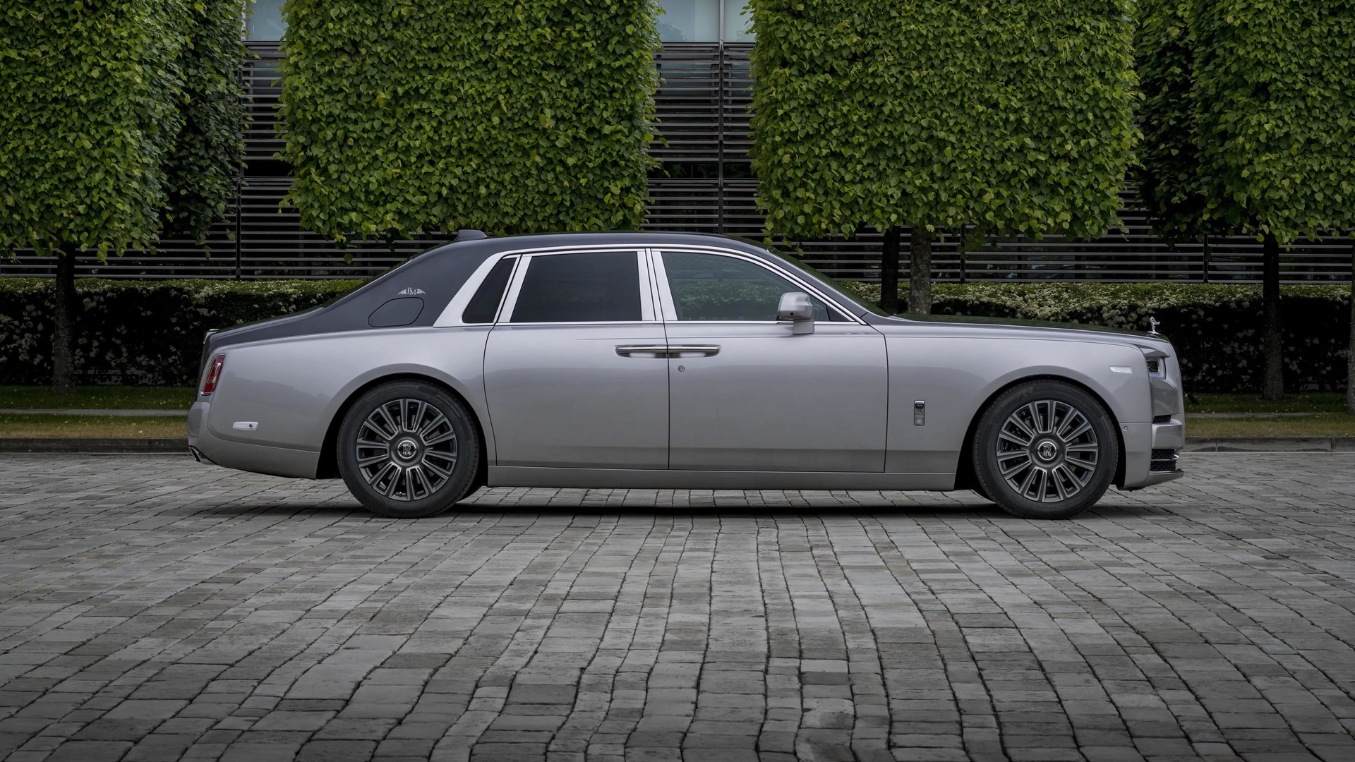 Rolls-Royce Motor Cars Accessory - Wheel style 678 - 21 inch multi-spoked wheel shown on a Phantom Rolls-Royce Motor Car, side profile shot taken at Goodwood.