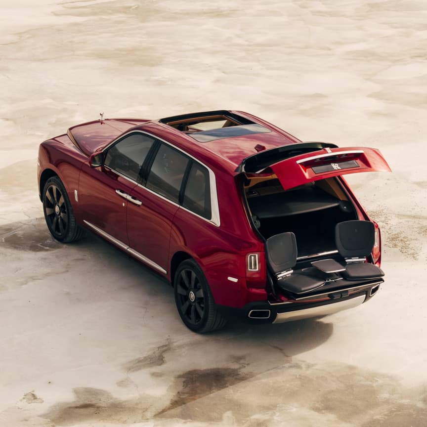 <p>无论是广袤的沙漠、巍峨的山脉,还是蜿蜒的河谷,库里南的征途不受任何限制,唯有勇敢探索,不断追随那些伟大探险家的脚步。途中,您可随时驻足,轻按按钮启动揽景座椅,回望一路走来的壮丽风景。库里南定制揽景套装配备两张精致的真皮座椅及一张茶几,座椅布局巧妙地略微向内倾斜,便于在茶几旁亲密交谈,让您随时随地享受大自然的鬼斧神工,尽览迷人风光。</p>