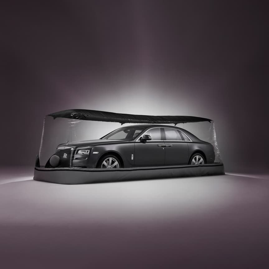 <p>在无尘、无垢、干爽的环境中使您的劳斯莱斯汽车保持纯净状态。这种耐磨的可充气车衣通过一对风扇使空气围绕车辆不停地循环,从而创造出一种干燥的微气候,长久守护车辆状态。</p>