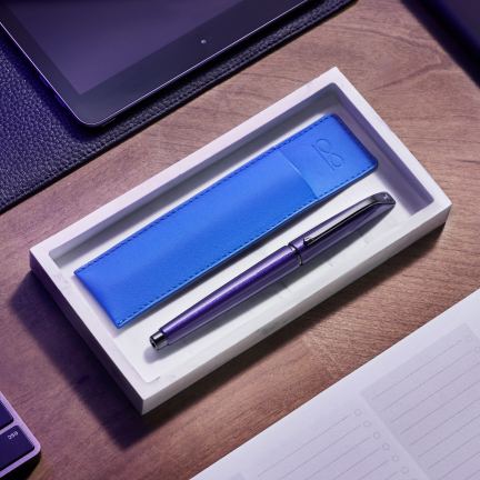 <p>暗铬细节低调闪耀，Black Badge无限符号跃然于皮革笔套之上，为敢于特立独行的人士闪耀专属锋芒。</p>
