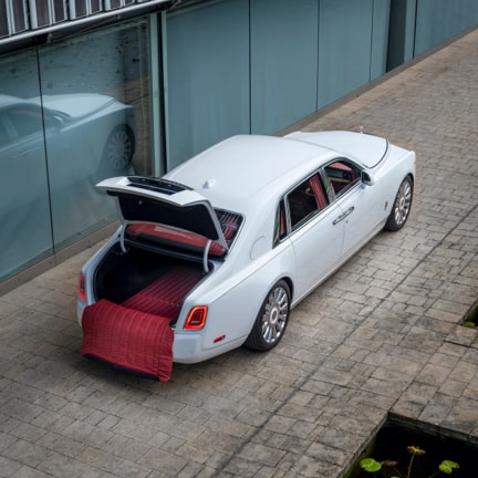 <p>后备厢裙不仅可以在装载和取用行李箱物品时,为劳斯莱斯车辆提供更周全的保护,而且易于收纳,与全天候后备箱垫兼容,能够巧妙贴合后保险杠,兼顾实用与美观。</p>