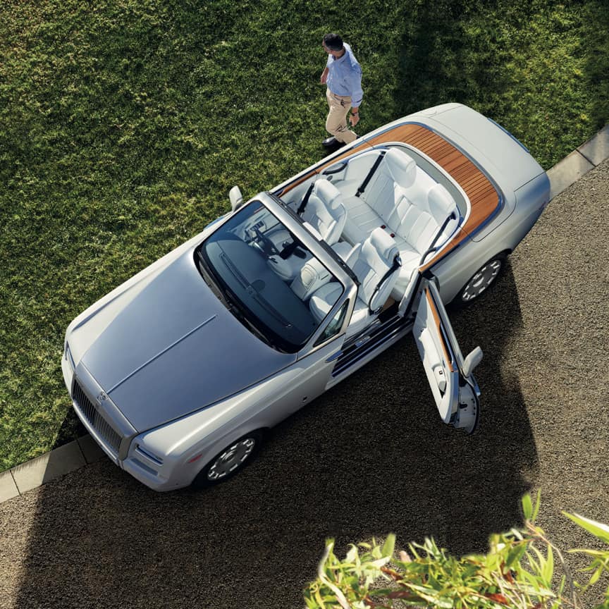 <p>引擎盖和挡风玻璃装饰均采用独特的拉丝钢材质,不仅外观醒目,更添动感风采。</p>