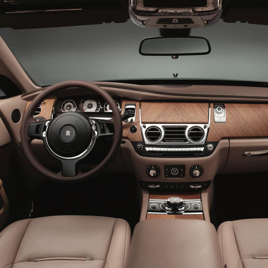 <p>Canadel得名于法国南部的一处小海湾,那里曾是劳斯莱斯的创始人亨利·莱斯爵士和他的设计团队的冬季居所。Canadel材质触感细腻,具有轻柔的缎面光泽,保留了材料的自然质感。
<br>
<br>
Canadel木质饰板经过精心制作,让魅影内饰洋溢着温暖而现代的时尚氛围。饰面采用优美的对称木纹,并轻轻弯曲以贴合车门的轮廓。考究的呈现效果,为仪表板和后排空间增添了一抹自然纹理的流畅感。</p>