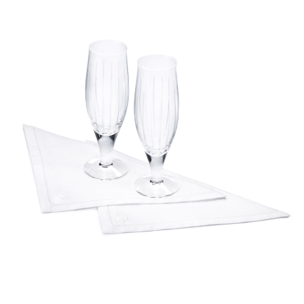 <p>适用于各种场合的香槟酒杯与餐巾,酒杯选用上乘玻璃材质精制而成,而餐巾则饰有精致的缝线镶边,共同营造出优雅而不失格调的氛围。</p>