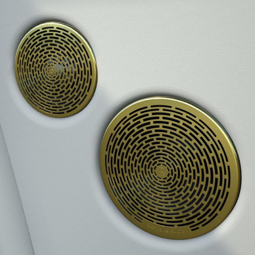 <p>适用于配备高级定制音响的车型,独特的设计将进一步提升奢华内饰的个性化之美。此选项涵盖一套完整的车内扬声器格栅以及采用“深黑”或“24K金”PVD镀层的空气通风口,为细节赋予丰富质感。</p>