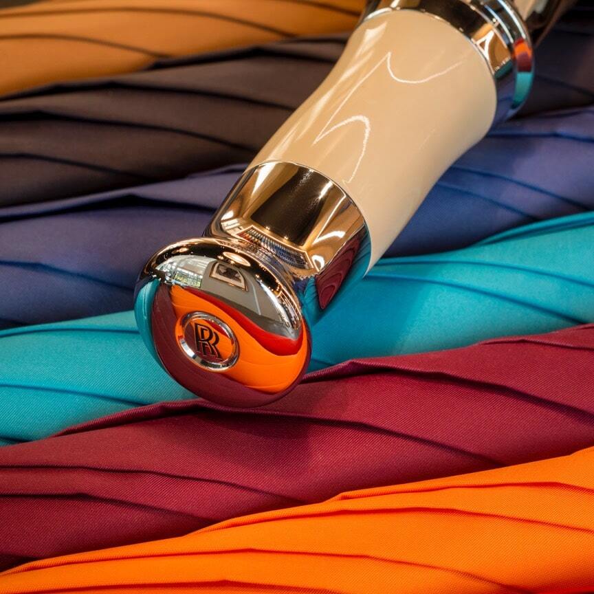 <p>劳斯莱斯雨伞承载着鲜明的象征意义,设计中还融入了醒目的色彩,细腻的彩色手柄令人眼前一亮,伞身则缀以醒目的劳斯莱斯字标,为止赋予别具一格的高雅气质。</p>