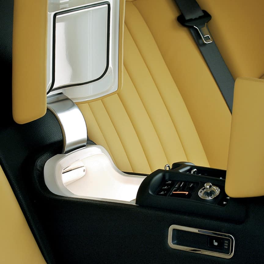 <p>在放松或庆祝的时刻,这款冷藏箱是理想之选,它可用于冷却两瓶标准尺寸的香槟或其他类似饮品。后排乘客可以轻松取用,冷藏箱能将其内容物保持在适宜的4°C/39°F,并在打开时自动点亮照明。
</p>