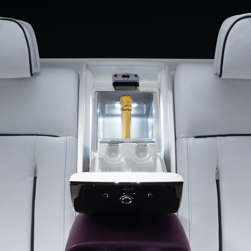 <p>冷藏箱的内部带有照明和集成镜面,可容纳两瓶0.75升的香槟,并配有两只香槟杯的储存空间。冷藏温度两级可调,能将食物和饮料保持在适宜温度,保持理想的口感。后排扶手的杯托上还固定着一个玻璃杯托,让使用更便捷。
</p>