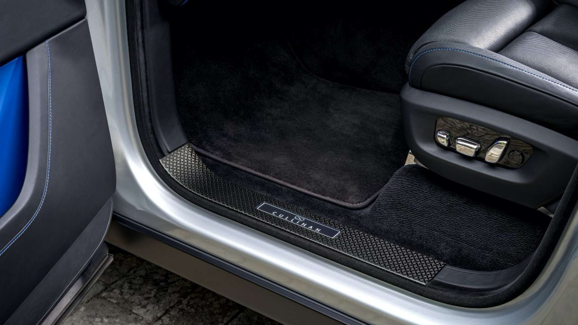 A Rolls-Royce motor car Cullinan with the door opened and a carbon treadplate