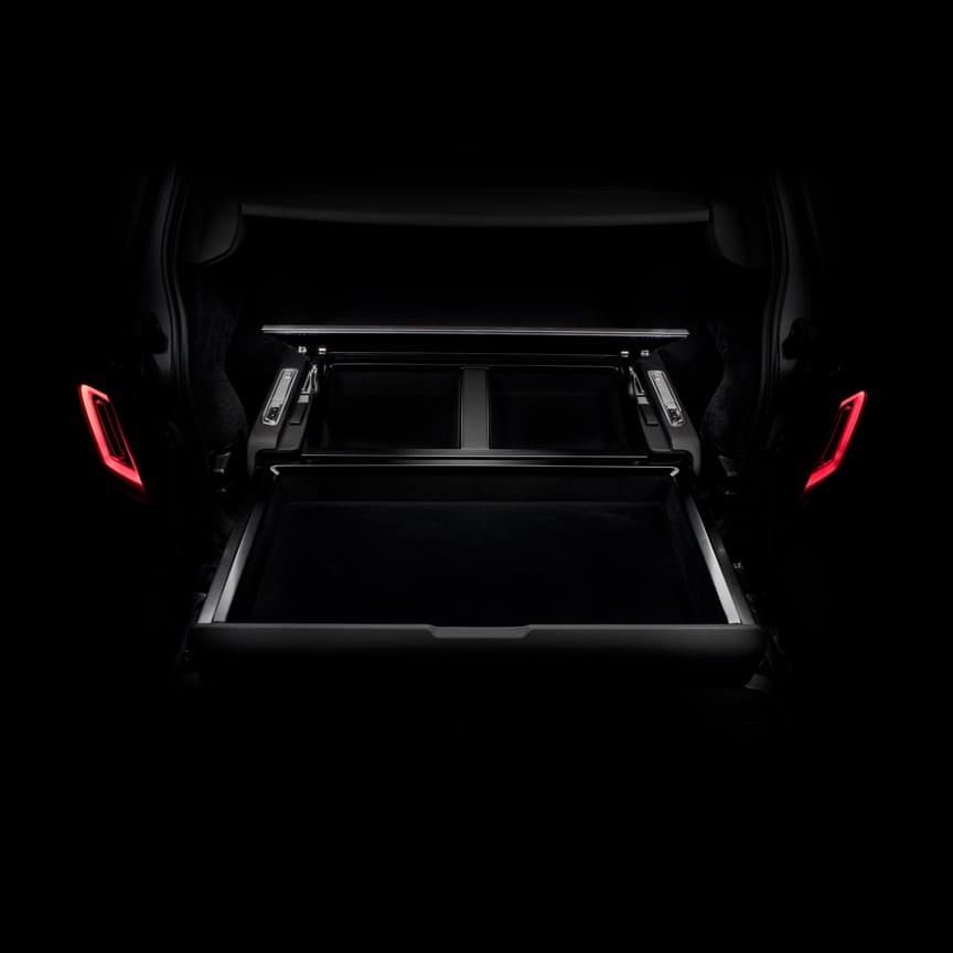 <p>稳固、私密且用途广泛。库里南休闲模组通过安全锁销固定于行李厢地板内,各存储单元皆可自动开启,只需轻按按钮,即可轻松展开48升的宽敞存储空间。休闲模组的外观设计与行李厢地垫颜色相协调,同时提供高度灵活的专属存储解决方案,适于存放各类休闲装备。选配多功能收纳袋后,物品分类更加便捷有序,不仅提升了使用的便利性,也让车内空间如同家中一般舒适,随时准备迎接工作或娱乐。库里南休闲模组,开启您的无限可能。</p>