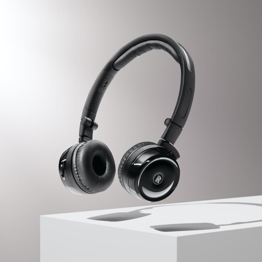 <p>适用于劳斯莱斯汽车的轻量化多功能无线耳机。耳机的设计中巧妙结合了劳斯莱斯汽车品牌标识,同时提供用于存放耳机的硬质收纳盒。一辆汽车中最多可连接三对耳机,方便全家一同畅听。</p>