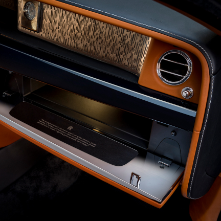 <p>幻影为手套箱盖赋予个性化文字或图案压花,呈现出细腻奢华的考究细节。
</p>