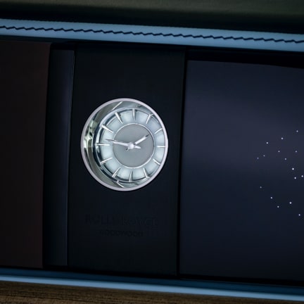 <p>质感与品位更上新境,每一款都与古思特内饰氛围相得益彰。动感风格增强时钟,突出材料的纯粹性与简洁精致的图形设计,精彩诠释了纯正的现代主义风格。钟表表面采用倒角工艺并配以精密铣削的小时刻度,而且每15分钟刻度都有发光效果,精致奢华,十分醒目。</p>