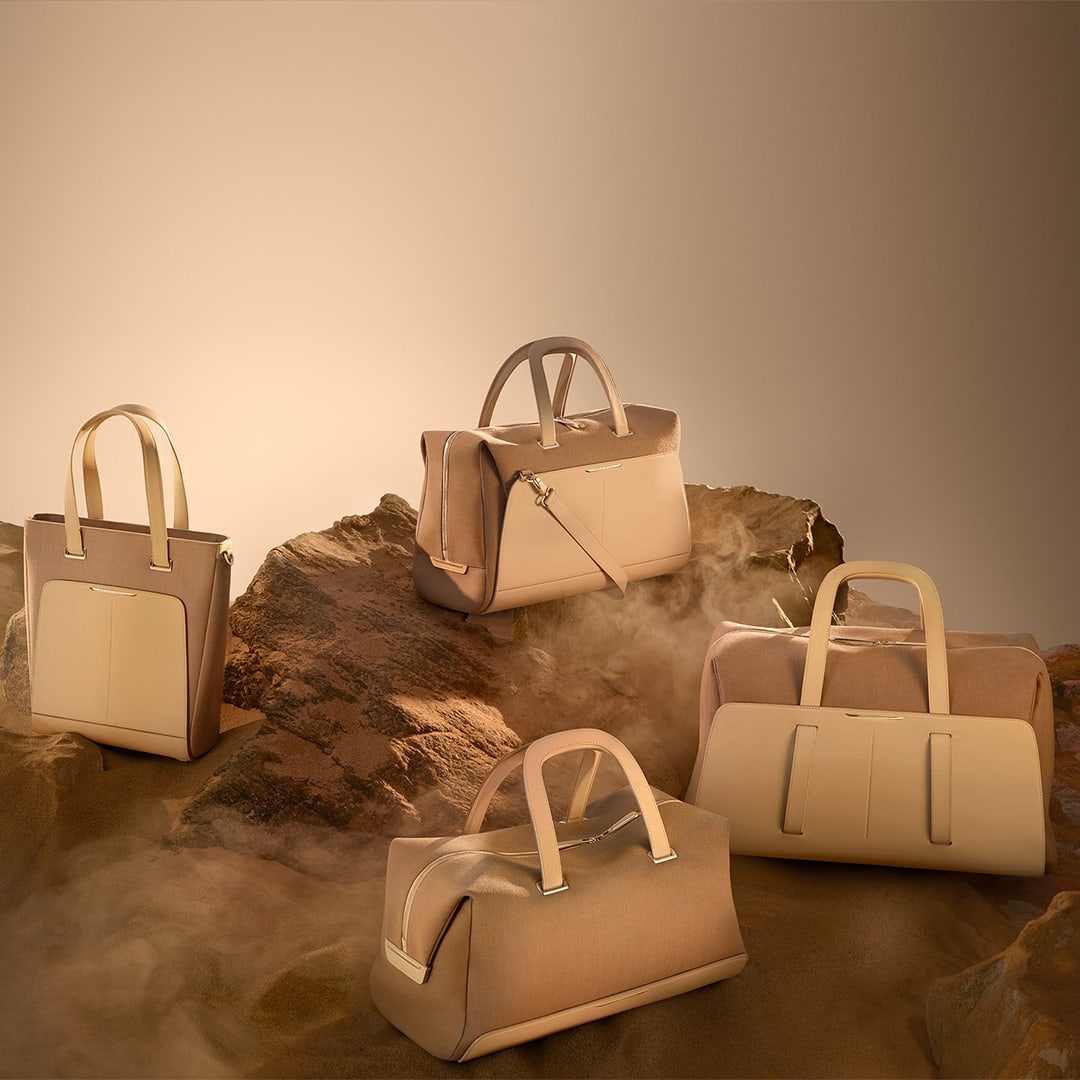 <p>劳斯莱斯汽车推出的Escapism悠境共程系列箱包,深刻诠释了休旅出行的精髓。无论是追求丰富的人生体验,还是捕捉探索与发现的精彩瞬间,这一系列箱包均为旅行者提供了不可或缺的必备之选。</p>
<p>作为旅行中不可或缺的伴侣,该系列箱包选用精美的真皮与耐用的帆布材料,设计优雅,散发出休闲与时尚的气息。系列箱包提供多种精心策划的颜色选择,更可通过卓越的定制服务,展现车主的独特风格。真皮部分提供十种颜色选择,而帆布面料则有十一种色调可供挑选。</p>
<p>精品系列箱包包括:</p>
<p>48小时周末休旅包</p>
<p>24小时周末休旅包</p>
<p>旅行包</p>
<p>托特手袋</p>
<p>随身收纳包</p>
<p>既可单独选购,亦可成套订购,为您提供灵活多样的选择。</p>
<p>尺寸 </p>
<p>48小时周末休旅包:长56 x 深27 x 高33厘米</p>
<p>24小时周末休旅包:长50 x 深20 x 高30厘米</p>
<p>旅行包:长47 x 深24 x 高25厘米</p>
<p>托特手袋:长38 x 深13 x 高36厘米</p>
<p>随身收纳包:长35 x 深20 x 高27厘米</p>