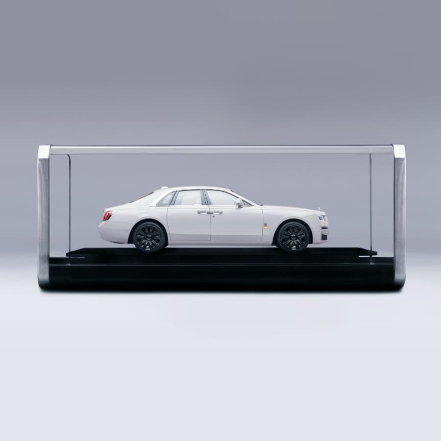 <p>每一件模型均含有超过1000个独立部件,通过复杂精细的手工工艺打造而成,展现了劳斯莱斯汽车享誉世界的卓越工艺水平和设计成就。耗时长达450小时的精细制作,方能完成一件如此精致的车模。其车漆与劳斯莱斯实车完全一致,经过手工喷涂及抛光处理,确保车模在外形上与实车无异,堪称车模界中真正的劳斯莱斯杰作。</p>
<p>车模在内部设计与工程制作上精益求精,忠实还原了实车的细节,配备了可手动操作的对开式车门和行李厢,开启后即可直观感受到那份非凡的奢华。每一枚车模部件均按照高标准精心打造,更配备了遥控LED内部照明系统,能够照亮整个车内空间。这一独特功能极大地提升了车模的精致度与观赏性,使观者能够清晰欣赏到包括星光顶、仪表盘、对开式车门把手、发光格栅及发光面板在内的各项内饰设计之美。</p>