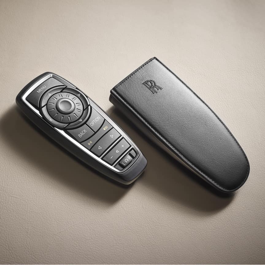 <p>后排娱乐功能遥控系统具备和集成控制旋钮相同的功能,为乘员带来便捷的操控体验,触压按键即可轻松使用。</p>