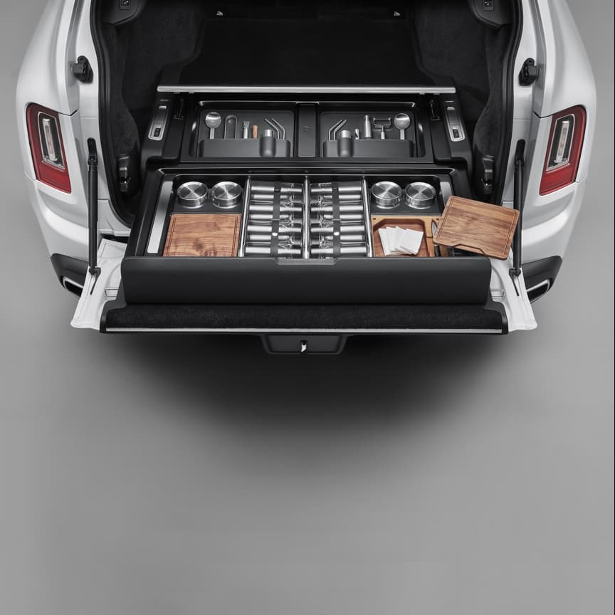 <p>品味一刻,与友人共享难忘的探险之旅。劳斯莱斯汽车待客服务套件包含一系列调酒专门用品,可以在驾乘劳斯莱斯库里南欣赏壮丽美景的间歇,制作一杯道地的鸡尾酒,于风景中感受惬意时光。无论驶向何地,都能尽享奢华体验。</p>
<p>待客服务套件包含一套精美的玻璃器皿和餐具,足以支持您为至多8位成人准备新鲜冷盘或是正宗的金汤力。其中,8只典雅的海波杯均饰有简约的劳斯莱斯标志,并附带一块优质美国胡桃木制成的砧板。这套待客服务套件让您能够轻松筹备各式餐点,同时提供美味的饮品与小吃,满足不同宾客的口味需求。</p>
<p>待客服务套装包括:</p>
<p>上层托盘左侧:皮革收纳包、鸡尾酒调羹、四根吸管、小酒杯、冰夹、果皮刨和调酒棒。</p>
<p>上层托盘右侧:皮革收纳包、鸡尾酒调羹、四根吸管、小酒杯、开瓶器、胡椒研磨器和削皮器。</p>
<p>下层托盘:四个小食碗、八支海波杯、两块砧板和水果刀。</p>
<p>其他物品:两条清洁毛巾、两个清洁袋和八条餐巾。</p>