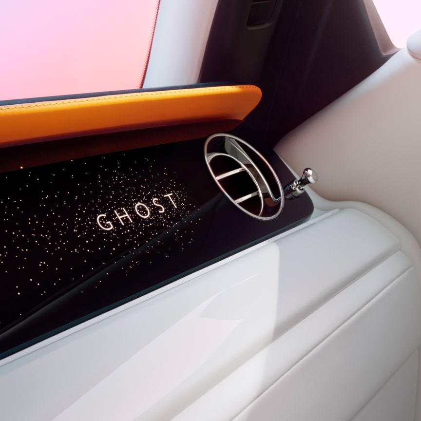 <p>璀璨的发光面板由850多个柔和光点组成,在高光钢琴黑色面板上闪耀着迷人星光,辉光环绕着“Ghost”字母标识,与星空顶的星辉和谐呼应。</p>