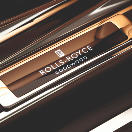 <p>个性化发光迎宾踏板透射出迷人的辉光,与劳斯莱斯汽车内饰照明相配合,营造出令人心驰神往的登车体验。同时,您还可以通过个性化定制在发光迎宾踏板上添加文字或个人标识,闪耀自我光芒。</p>