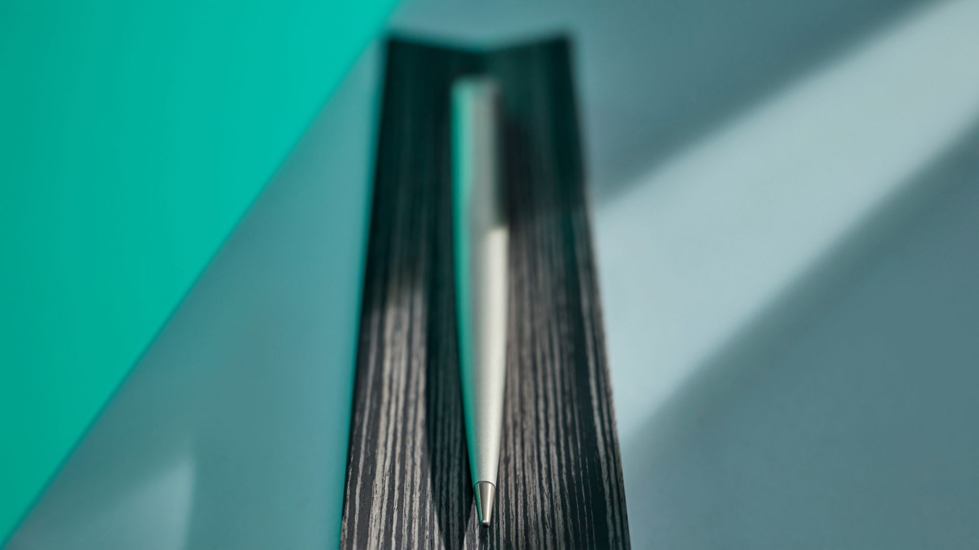 Detail front view of the Rolls-Royce infinity Stylus in silver finish