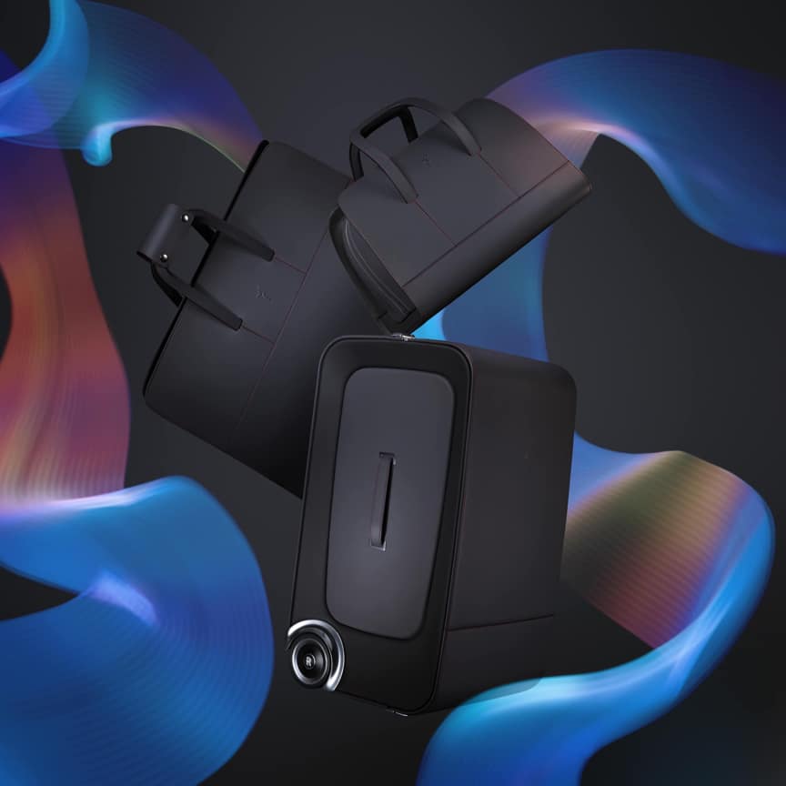 <p>此系列箱包的构造极具吸引力,展示十足的力量感,非常适合那些充满活力且果敢坚定的人。</p>
<p>旅行既令人兴奋,又需要细致入微的关注行李箱包等细节。古德伍德设计团队从伦敦一家口碑卓著的酒店首席总管的专业技巧中汲取灵感,并由此创造出一套行李箱包的设计理念,致力于在旅程中保持时尚格调。这套箱包的理念就是将创新工程和精湛的制造工艺以及优雅的美学设计相结合。</p>
<p>6件套箱包组合包括两个旅行箱,3个长途周末休旅包和一个旅行挂衣袋,设计得非常契合劳斯莱斯魅影的行李厢空间。可以通过箱包醒目的双色调真皮和缝线设计,实现个性化表达,不仅提供数款精心设计的颜色搭配,而且还可采用车主心仪的其他颜色。每件箱包都带有欢庆女神标识,宣示着劳斯莱斯汽车的不变主旨,即以精良的材料,打造卓越的产品。</p>
<p>旅行箱带有碳纤维和高级铝合金边框,不仅方便移动,而且可以很好地保护存放的物品。旅行箱轮采用十分独特的设计,运转效果与劳斯莱斯车辆流畅的操控感如出一辙。箱轮中心还带有一枚字标并始终保持字母的方向不变。</p>
<p>长途周末休旅包不仅实用,而且重量很轻,是理想的旅行用品。这款休旅包带有特别的磁性拉链,确保安全可靠地存放物品;休旅包提手的做工很别致,用起来十分舒适。旅行挂衣袋可以让出席正式场合的服装,在旅行之后仍然平整整洁。</p>
<p>尺寸 </p>
<p>旅行挂衣袋:长57.5 x 宽62 x 深19厘米</p>
<p>长途周末休旅包:长42 x 宽25.5 x 深31.5厘米</p>
<p>旅行箱:长64 x 宽38 x 深34厘米</p>