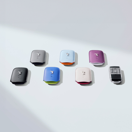 <p>做工精美的皮革钥匙套能够有效保护您的劳斯莱斯汽车钥匙。钥匙套提供多种精心设计的颜色选择,并可搭配鲜艳的对比色衬里,令其尤为引人注目。此外,亦可选择纯黑色款式,呈现更为简约低调的风格。</p>