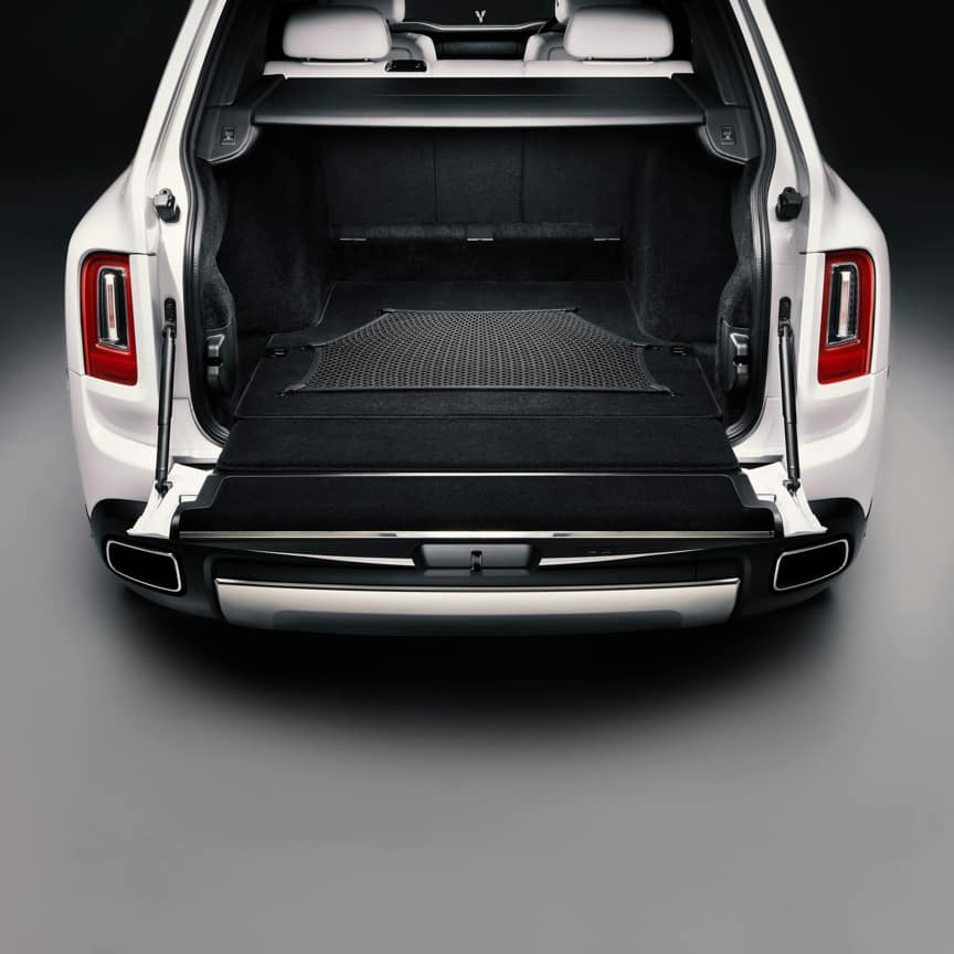 <p>无论面对何种行驶路况,隔离网均能有效保护车内物品的安全。它采用坚固材质制成,通过小巧的卡扣固定于行李厢底板之上,确保稳定可靠。当需要装卸物品时,可轻松拆卸隔离网,操作便捷。不使用时,隔离网可平整放置于行李厢底板的隐蔽位置,既不妨碍美观也不占用额外空间。</p>