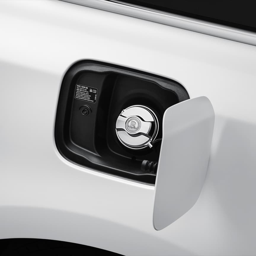 <p>加油盖采用高质量镀铬表面,经过精心打磨抛光,呈现出高水平的镜面效果,与车身的抛光金属部件自然和谐地融为一体。</p>