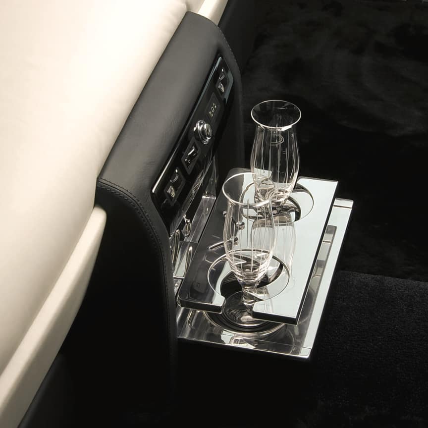 <p>双饮料托采用纯铝合金材料,工程设计十分精美并经过出色的铣削加工和抛光处理,实用又时尚。此款仅适用于带有休闲座椅冷藏箱的车辆(请注意:图中显示的香槟杯仅为展示效果,如有需要请另行购置)。</p>