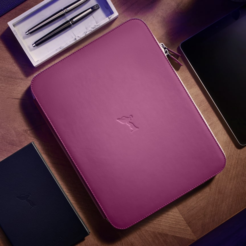 <p>随身收纳包选用劳斯莱斯汽车天然粒面真皮精制而成,是整理和存放文件或公文的理想选择。提供三种专属颜色供选:深邃的海军蓝、经典的棕褐色以及独特的定制紫,每款颜色均能协调搭配Stone Paper笔记本或欢庆女神圆珠笔,彰显非凡品味。</p>