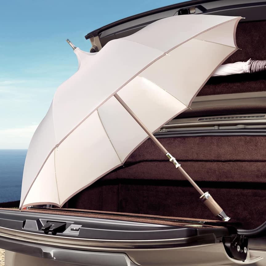 <p>手工制作的遮阳雨伞极为精美,采用象牙白色的纯棉斜纹伞面,并以灰褐色饰边点缀,形成鲜明而和谐的色彩对比,不仅能够有效阻挡阳光,更增添了一抹优雅的风情。</p>