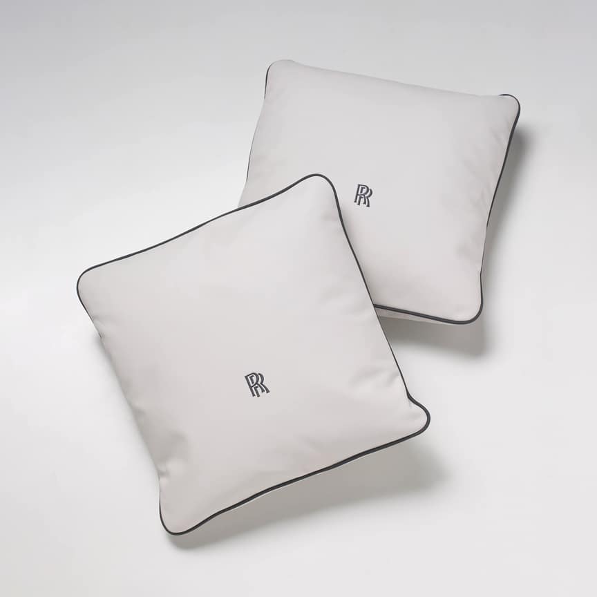 <p>柔软的鸭绒靠枕采用上乘皮革包边装饰,并提供多种颜色、绲边和个性化刺绣选择,为奢华内饰增添从容品位。
</p>