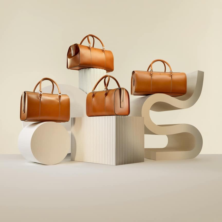 <p>在行家眼中,永恒不变的豪华典范。</p>
<p>劳斯莱斯幻影行李包系列,由古德伍德设计工作室精心打造,外观优雅,选用优质马鞍皮革材质手工制成,表面展现出经典的棕褐色调。</p>
<p>这一系列箱包不仅实用且不失时尚风范,精巧契合幻影的行李厢置物空间。箱包经过多种精巧的劳斯莱斯细节处理,诸如带有字标的扣件和精致的刺绣内衬,无不体现出品牌的高端定制特色。</p>
<p>既可单独选购,亦可成套订购,为您提供灵活多样的选择。</p>
<p>6 件套装:</p>
<p>含四个周末休旅包、一个附件袋和一个鞋履包。</p>
<p>5 件套装:</p>
<p>含四个周末休旅包和一个附件袋。 </p>
<p>4 件套装:</p>
<p>含四个周末休旅包。</p>
<p>尺寸</p>
<p>周末休旅包:长56 x 深26.5 x 高30厘米</p>
<p>配件袋:长40 x 深20 x 高26厘米</p>
<p>鞋履包:长53 x 深32 x 高23厘米</p>