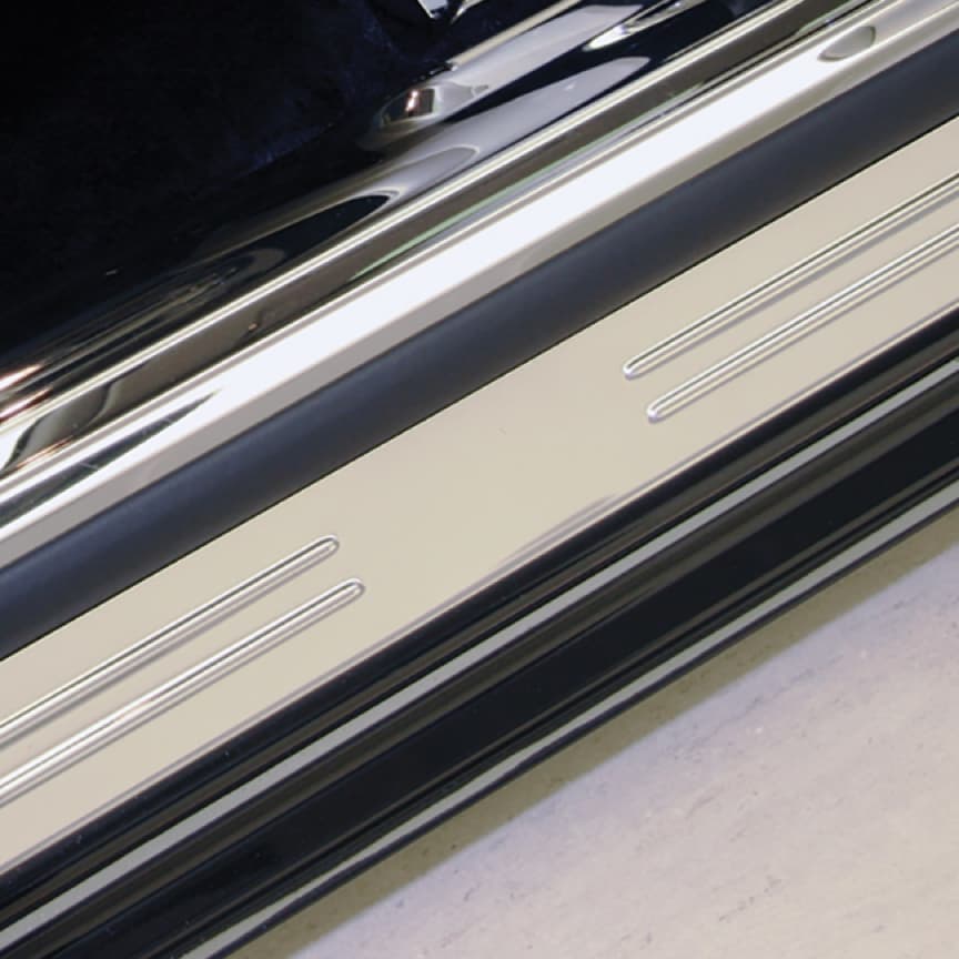 <p>夺目的抛光不锈钢材质,为迎宾踏板赋予更精致的视觉效果。</p>