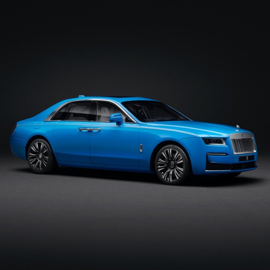 <p>每一款模型均精准再现了全尺寸劳斯莱斯汽车的精髓,同时提供了由劳斯莱斯内部设计团队精心挑选的多种色彩选择。从轮胎的精细胎面到精致的欢庆女神标识,再到无暇的车身涂装,都真实地展现了其与生俱来的永恒奢华气质。新款模型以1:18的比例复刻了劳斯莱斯实车,无论是外观设计还是内饰细节,均达到了令人瞩目的高标准。</p>