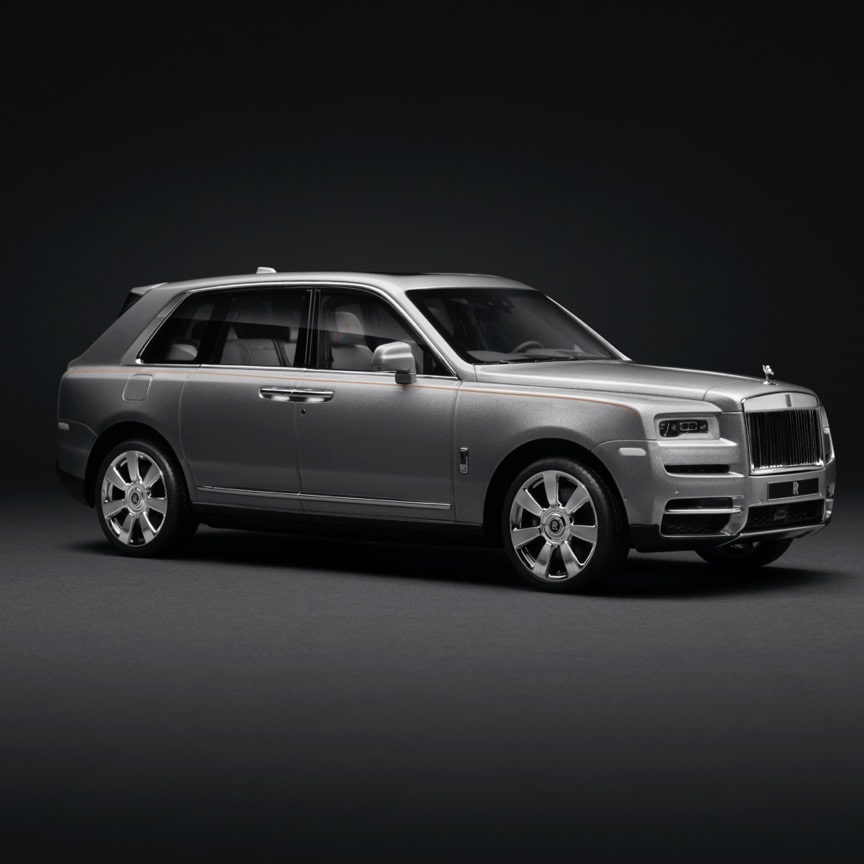 <p>每一款模型均精彩重现了全尺寸劳斯莱斯汽车的风采,同时还提供由劳斯莱斯汽车内部设计团队精心挑选的多种色彩方案供选择。从轮胎的精细胎面到精致的欢庆女神标识,再到无瑕的车身涂装,都真实地体现了其与生俱来的奢华气质。新款模型以1:18的比例复刻了劳斯莱斯实车,无论是外观设计还是内饰细节,均达到了令人叹为观止的高标准。</p>