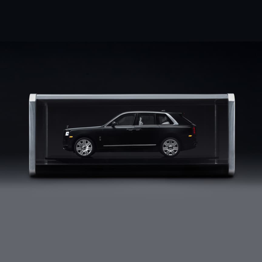 Side exterior view of the 1:8 scale model of the Rolls-Royce Cullinan motor car in glass case
