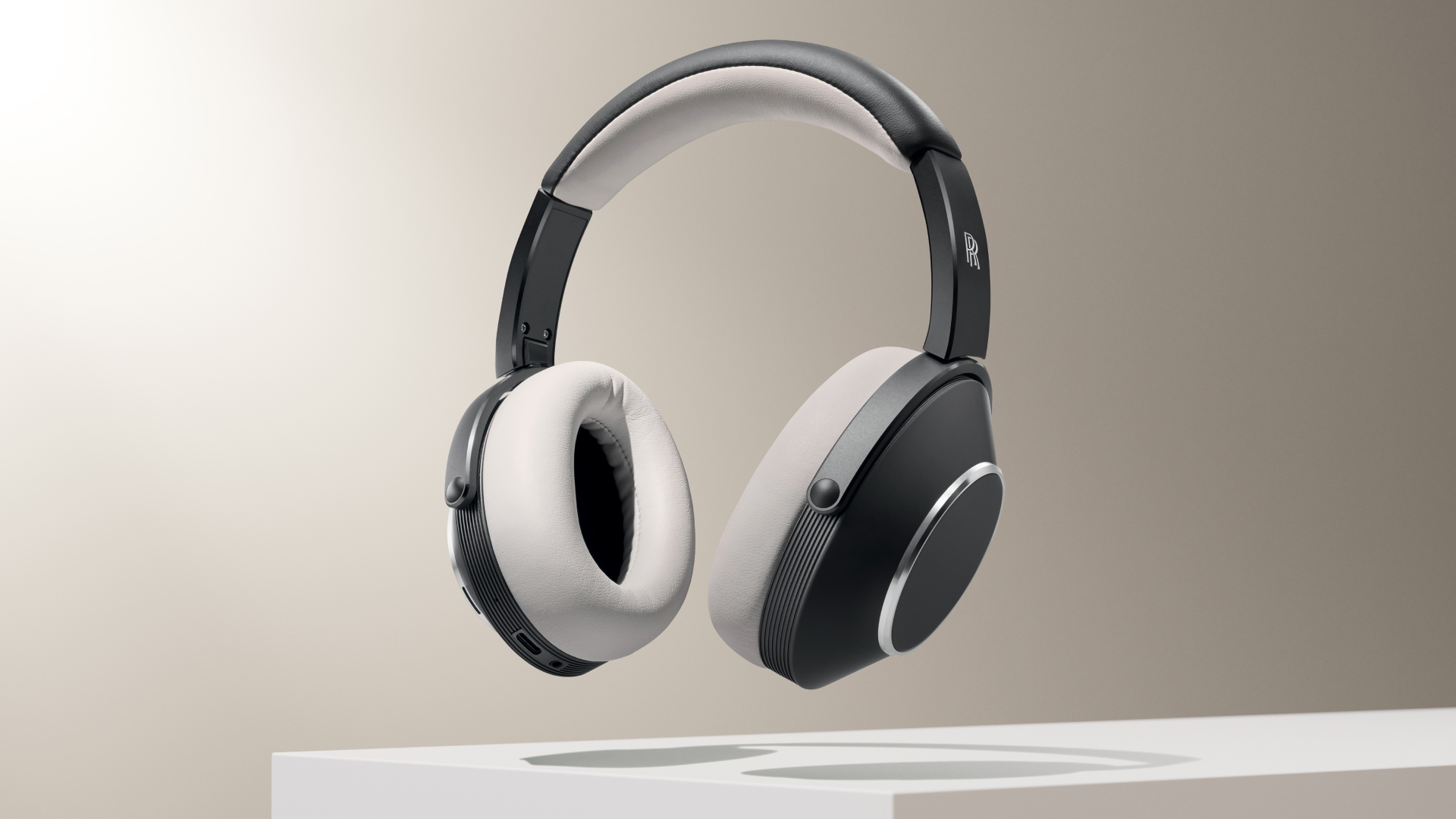 Image of the Rolls-Royce ampitheathre: the bluetooth headphones for Cullinan Series II