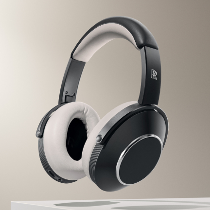 <p>专为劳斯莱斯汽车打造的无线蓝牙耳机，轻盈随行，演绎超凡音响体验。品牌标识低调镌刻，搭配精制硬壳收纳盒。主动降噪与澄澈音质相得益彰，营造沉浸式听觉盛宴。</p>
