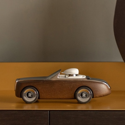 <p>劳斯莱斯Cameo选用上等实木与抛光铝合金精心打造,设计既精美又不失愉悦之感,更配备了自动调平的劳斯莱斯标识轮盖,专为尊贵的驾驶者量身定制。</p>
<p>劳斯莱斯Cameo的设计秉承了劳斯莱斯汽车品牌的文化精髓,以简约风格精炼地捕捉了劳斯莱斯汽车的优雅内涵。其制造过程亦与劳斯莱斯汽车之家的造车理念相契合,鼓励车主亲手打造属于自己的古德伍德风格杰作。成品不仅散发着迷人的魅力,而且采用了实木、真皮和铝合金等优质材料,每一件都是集美学与艺术于一体的珍贵作品。</p>
<p>劳斯莱斯Cameo是独一无二的精湛工艺、设计艺术与工程制造的天作之合。</p>