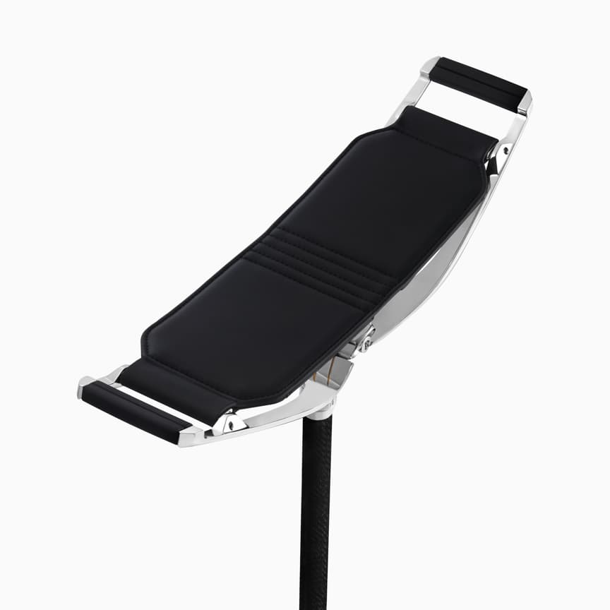 <p>Pursuit Seat 便携座椅融合了前沿设计理念与创新科技,展现了劳斯莱斯汽车卓越的制造工艺。其采用抛光铝合金框架与碳纤维立柱,展现出强烈的现代设计感。座椅部分则选用天然粒面皮革制成,内衬柔软,不仅提供了舒适的乘坐体验,更彰显了精致的做工与不凡的品质。</p>
<p>无论是置身于连绵起伏的山峦之下,还是面对着一望无际的海洋,只需轻松固定好支撑锥,便能稳稳落座,尽情饱览大自然的雄奇壮丽景色。</p>
<p>在探索全新地域的旅途中,Pursuit Seat便携座椅无疑是您的理想伴侣。无论是黎明初现还是暮色降临,您都可以从座椅底部巧妙取出隐藏的手电筒。只需通过简单的按钮操作,就能自由调节座椅高度,确保您能在舒适的环境中与亲友一同享受如诗如画的风景。</p>