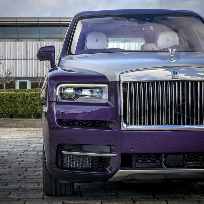 <p>丝缎银套件涵盖引擎盖、挡风玻璃及格栅装饰等部件,设计既张扬醒目又不失优雅得体,能够巧妙地展现出更高层次的动感特质。</p>