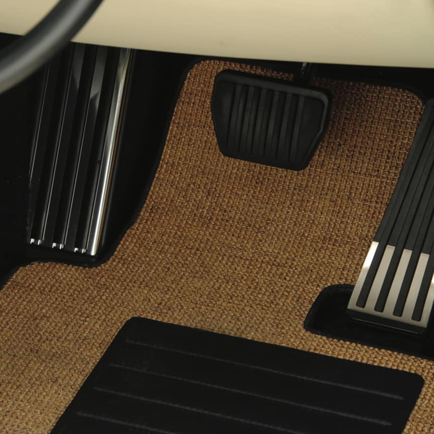 <p>专为幻影软顶敞篷车设计的剑麻脚垫,以独特的自然材质,突显鲜明的航海气息。
</p>