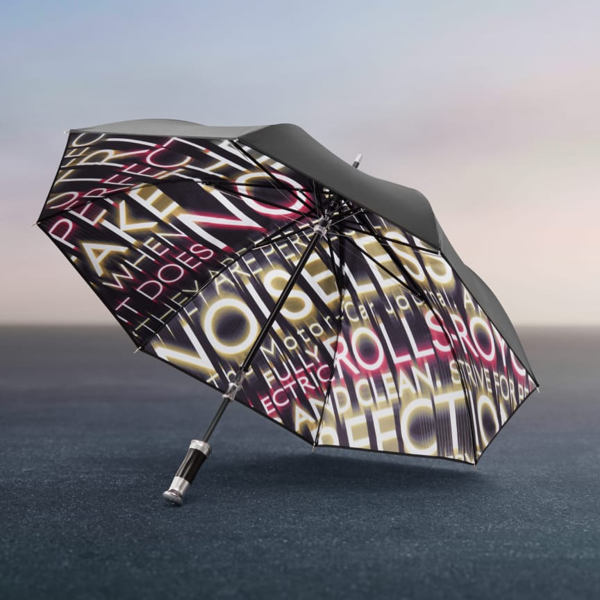 <p>置身于闪灵雨伞之下,抬头即可看见查尔斯·劳斯关于电动汽车未来愿景的预言文字。这款劳斯莱斯雨伞不仅承载着深刻的象征意义,更为配合闪灵车型的发布而进行了重新设计。此特别版雨伞仅限于车型上市首年内提供。</p>